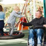 Förälder i rullstol: Tips som gör det lättare