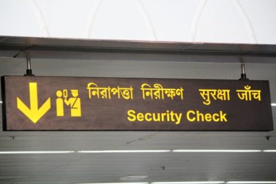 Smidigaste vägen med rullstol genom säkerhetskontrollen på flygplatsen